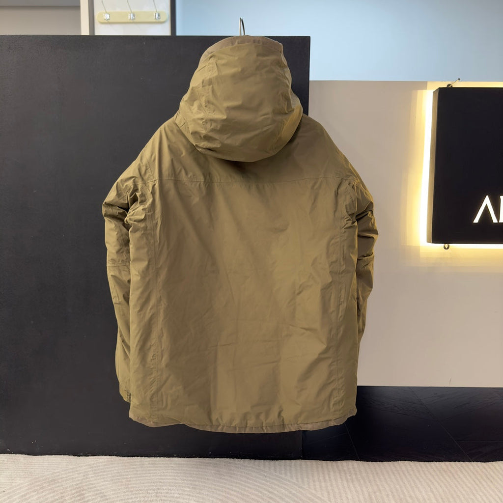 Chaqueta militar con capucha de plumas