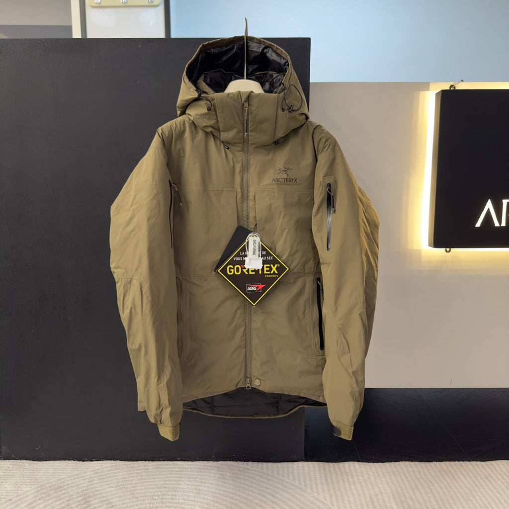 Chaqueta militar con capucha de plumas