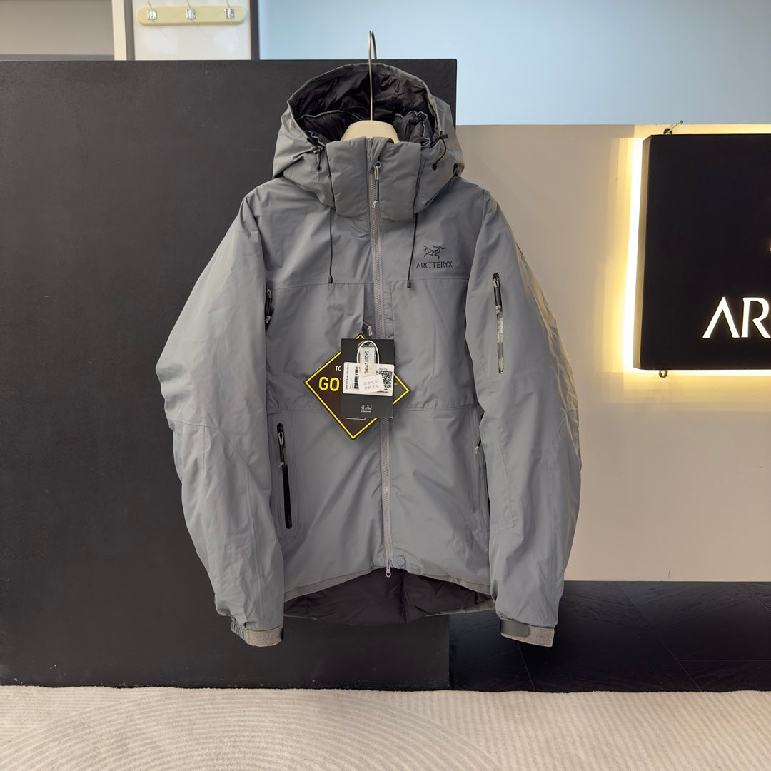 Chaqueta militar con capucha de plumas