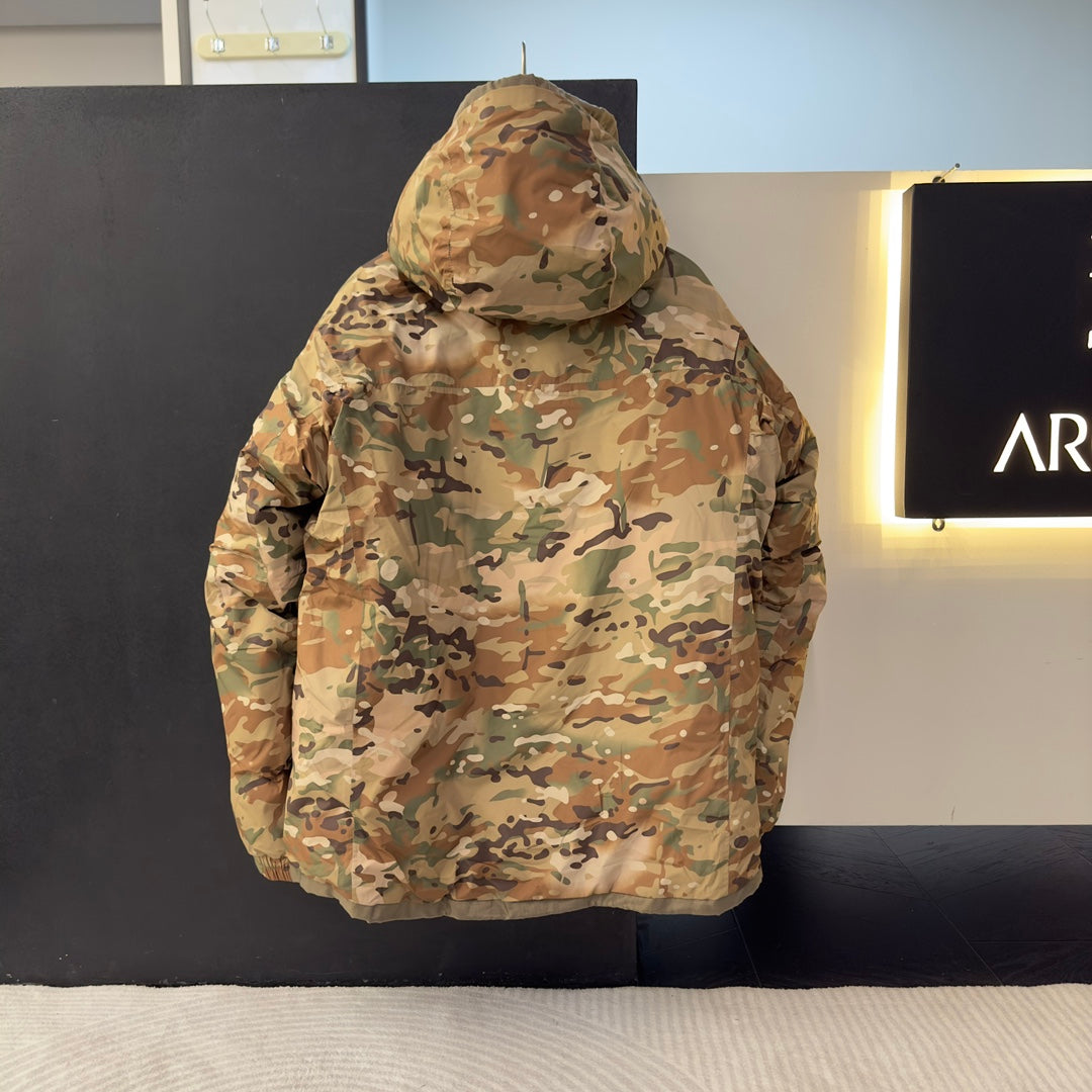 Chaqueta militar con capucha de plumas