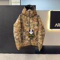 Chaqueta militar con capucha de plumas