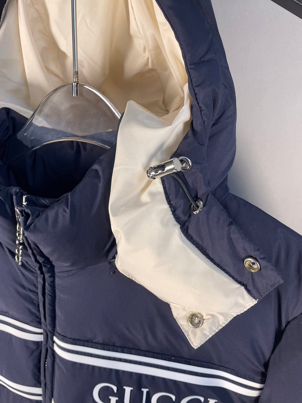 Chaqueta de plumón de ganso con capucha azul marino