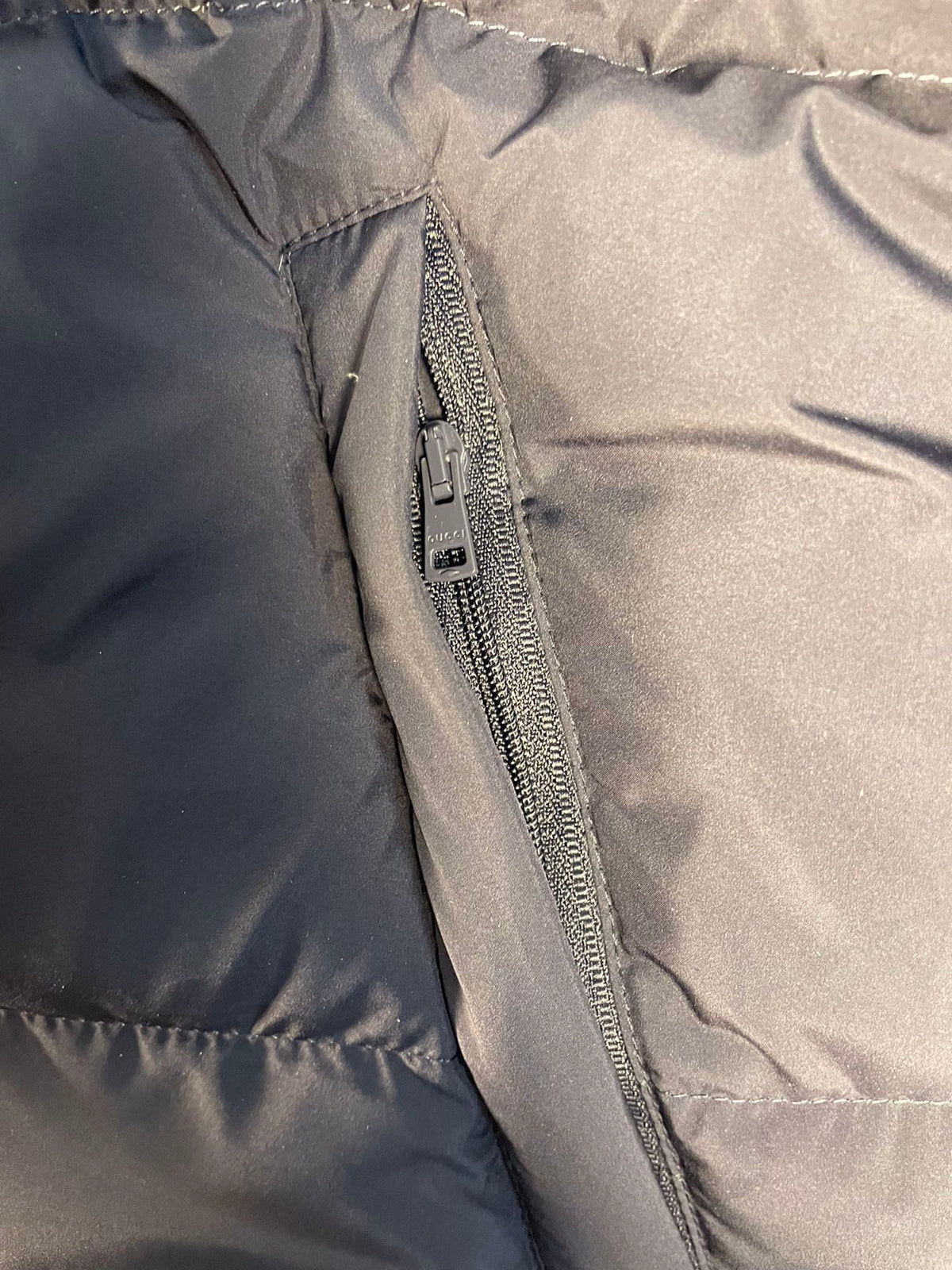 Chaqueta de plumón de ganso con capucha azul marino