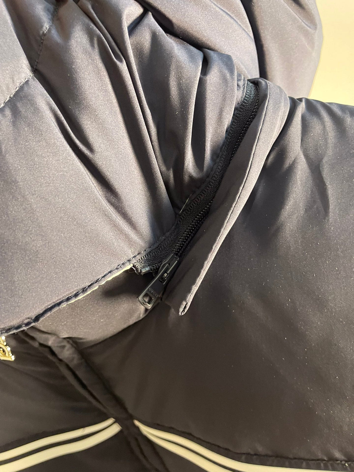 Chaqueta de plumón de ganso con capucha azul marino