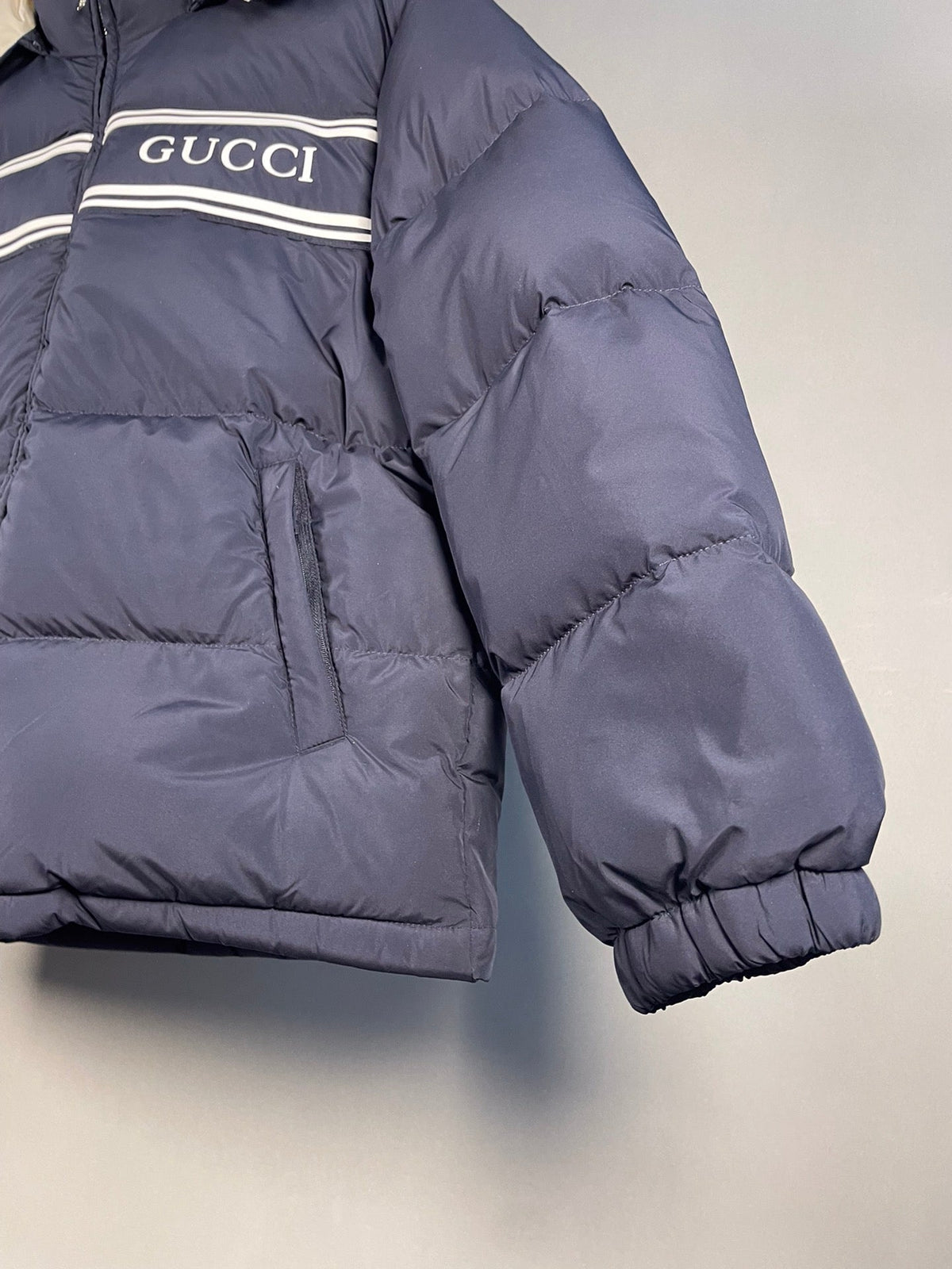 Chaqueta de plumón de ganso con capucha azul marino