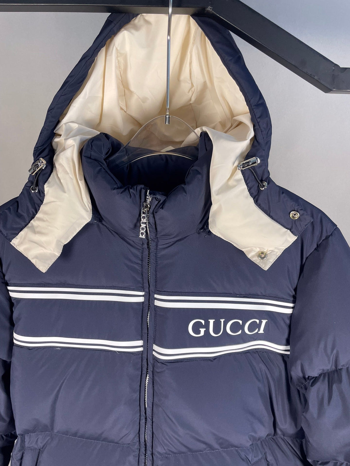 Chaqueta de plumón de ganso con capucha azul marino