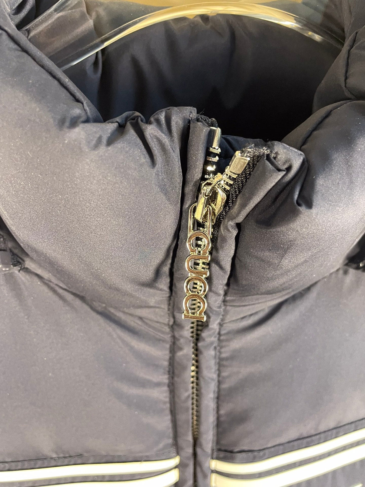 Chaqueta de plumón de ganso con capucha azul marino