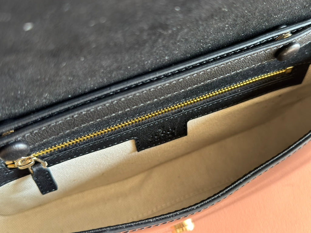 Bolso bandolera pequeño Blondie de piel charol negra
