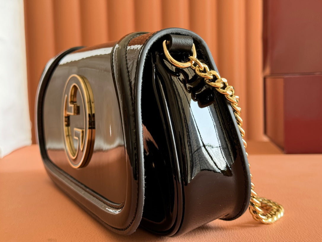 Bolso bandolera pequeño Blondie de piel charol negra