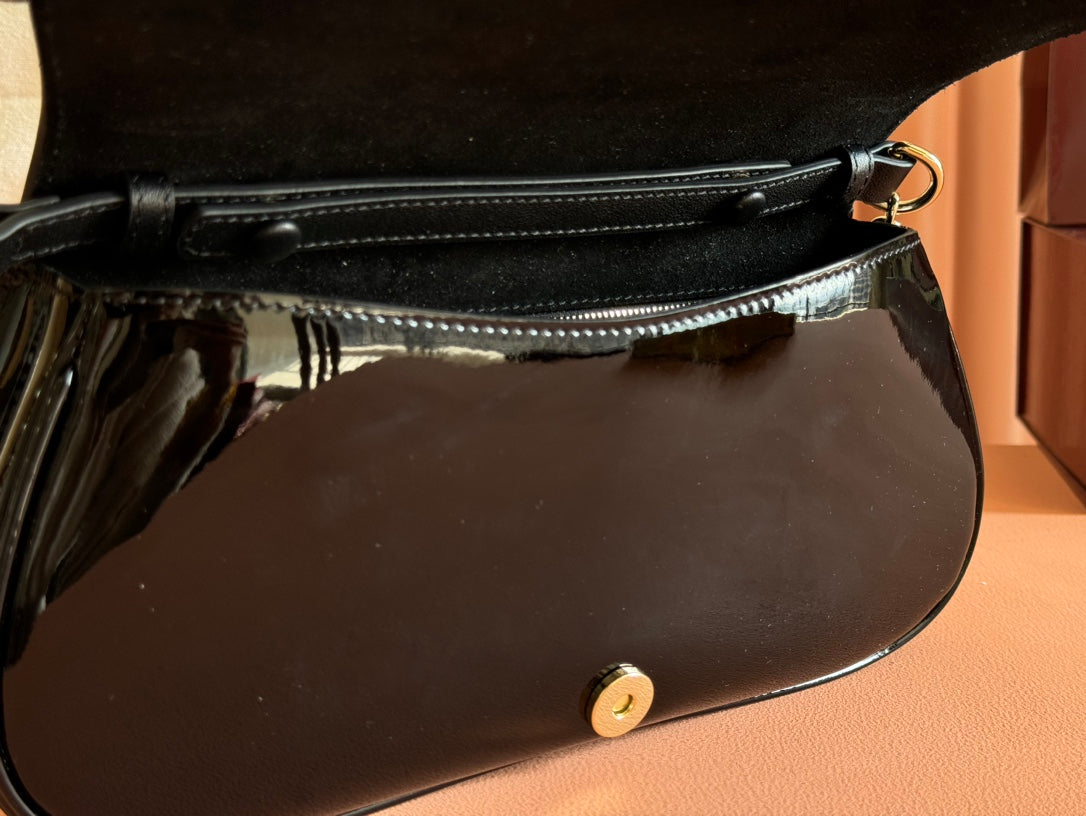 Bolso bandolera pequeño Blondie de piel charol negra