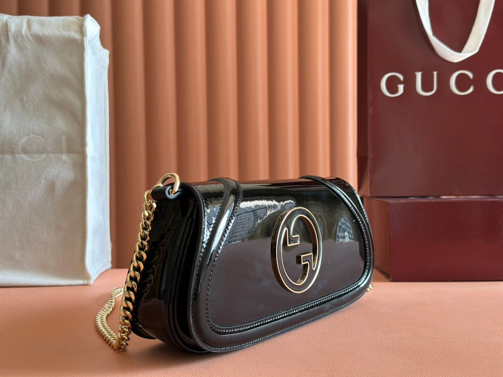 Bolso bandolera pequeño Blondie de piel charol negra