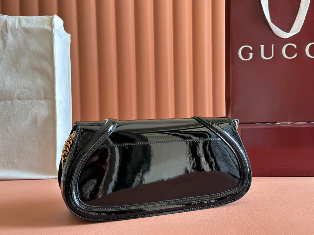 Bolso bandolera pequeño Blondie de piel charol negra