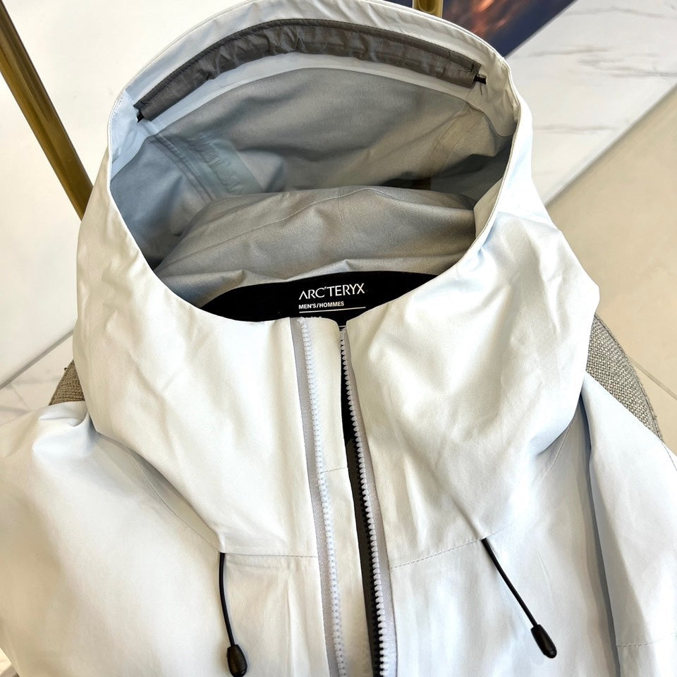 Chaqueta con capucha Beta Lightweight 2024
