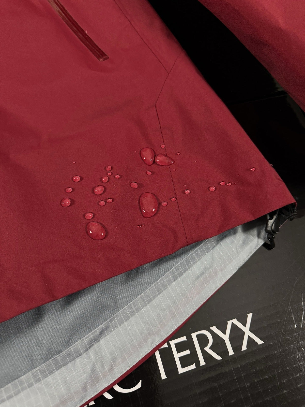 Chaqueta con capucha Beta Lightweight 2024