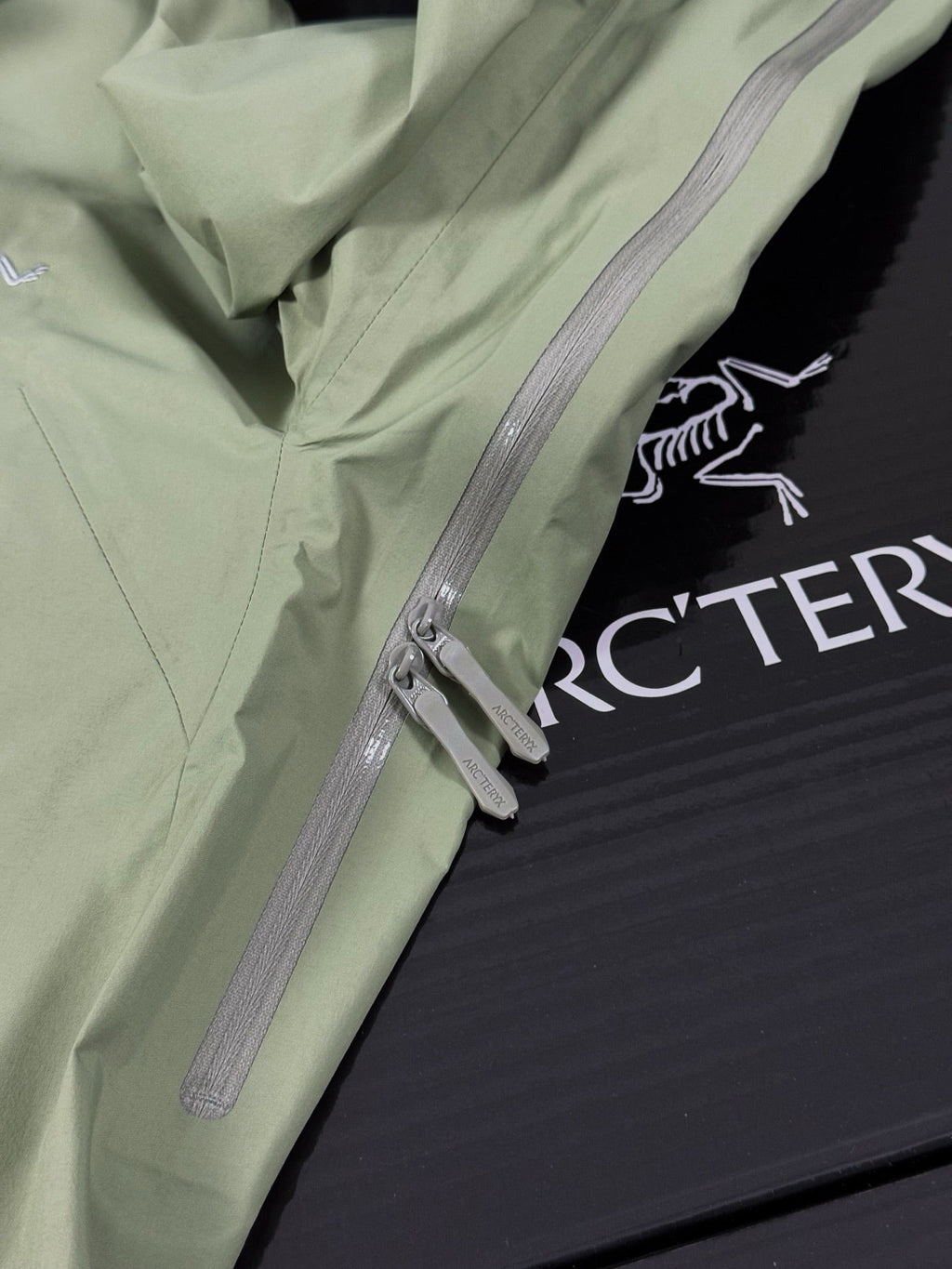 Chaqueta con capucha Beta Lightweight 2024