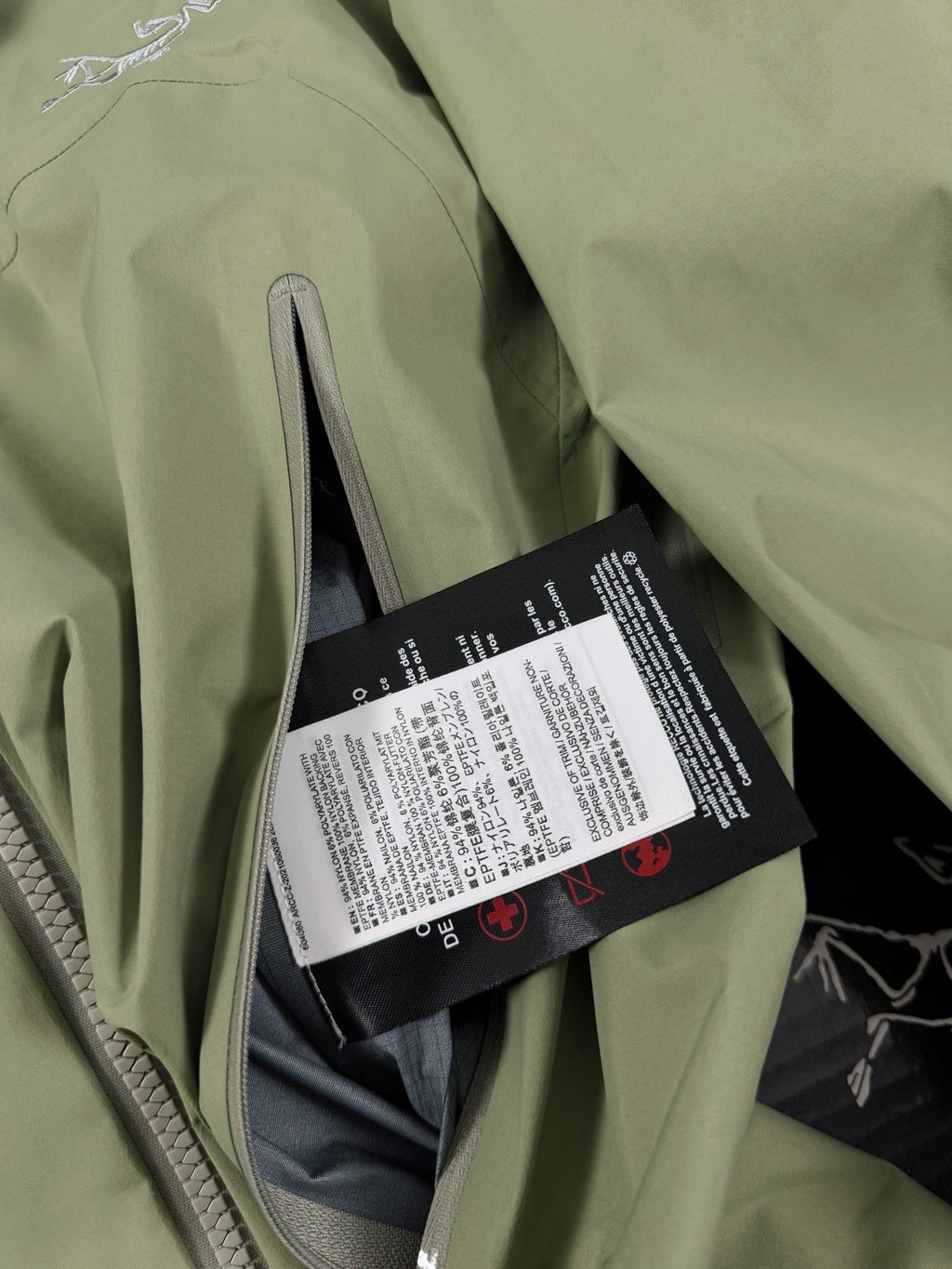 Chaqueta con capucha Beta Lightweight 2024
