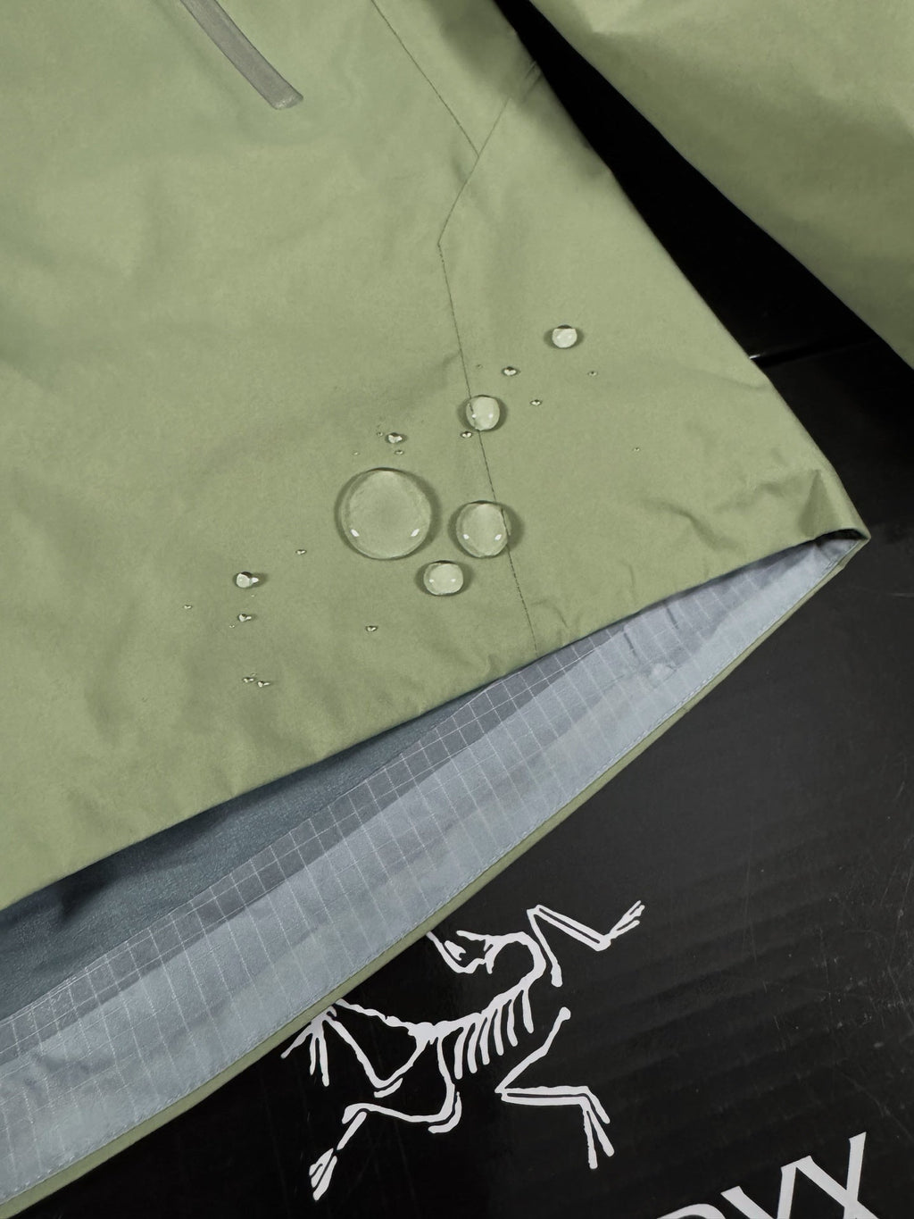 Chaqueta con capucha Beta Lightweight 2024