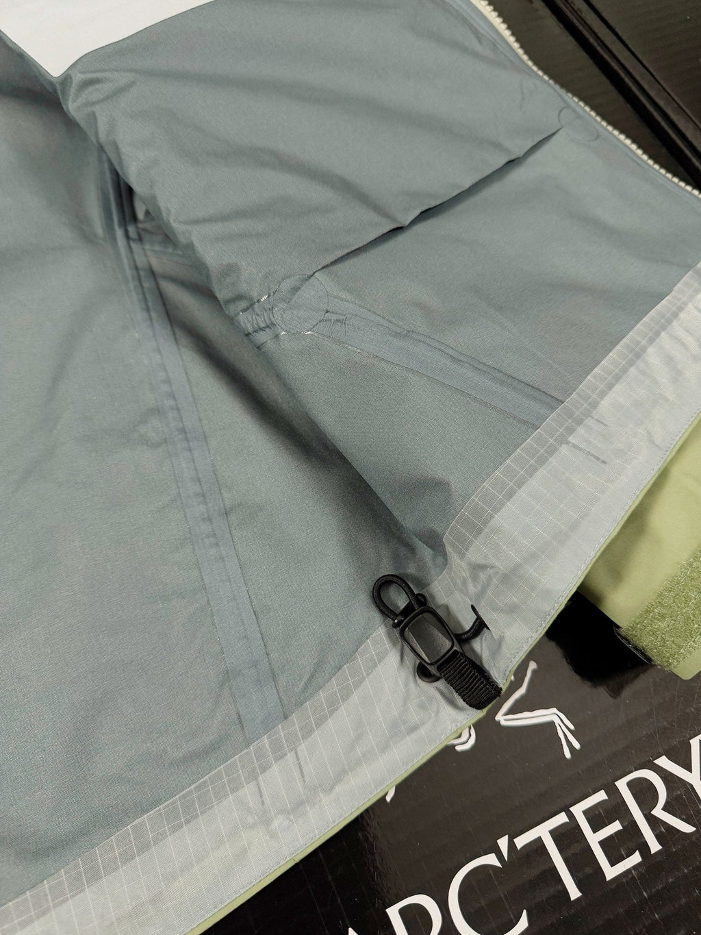 Chaqueta con capucha Beta Lightweight 2024