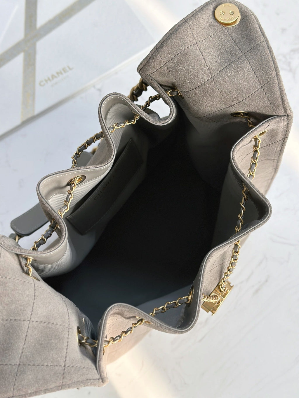 Bolso hobo tipo cubo de ante esmerilado – 2 tamaños