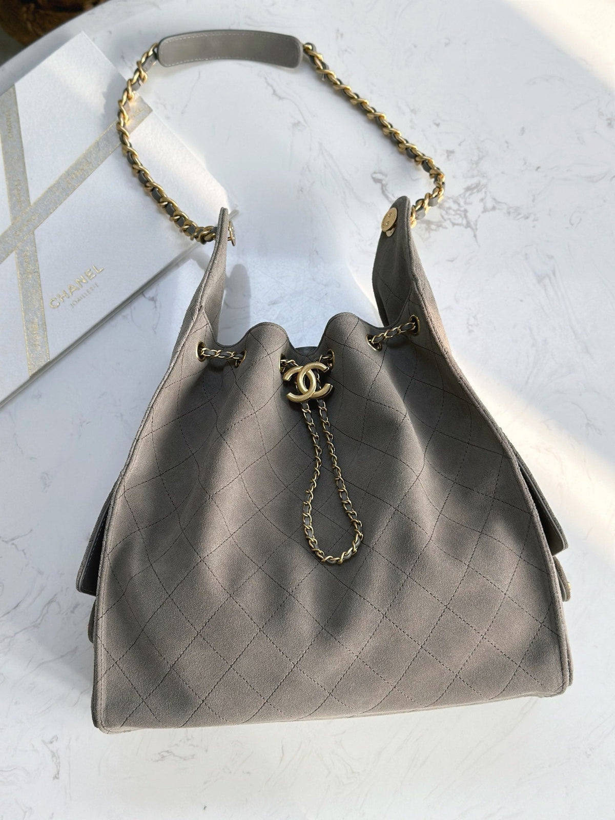 Bolso hobo tipo cubo de ante esmerilado – 2 tamaños