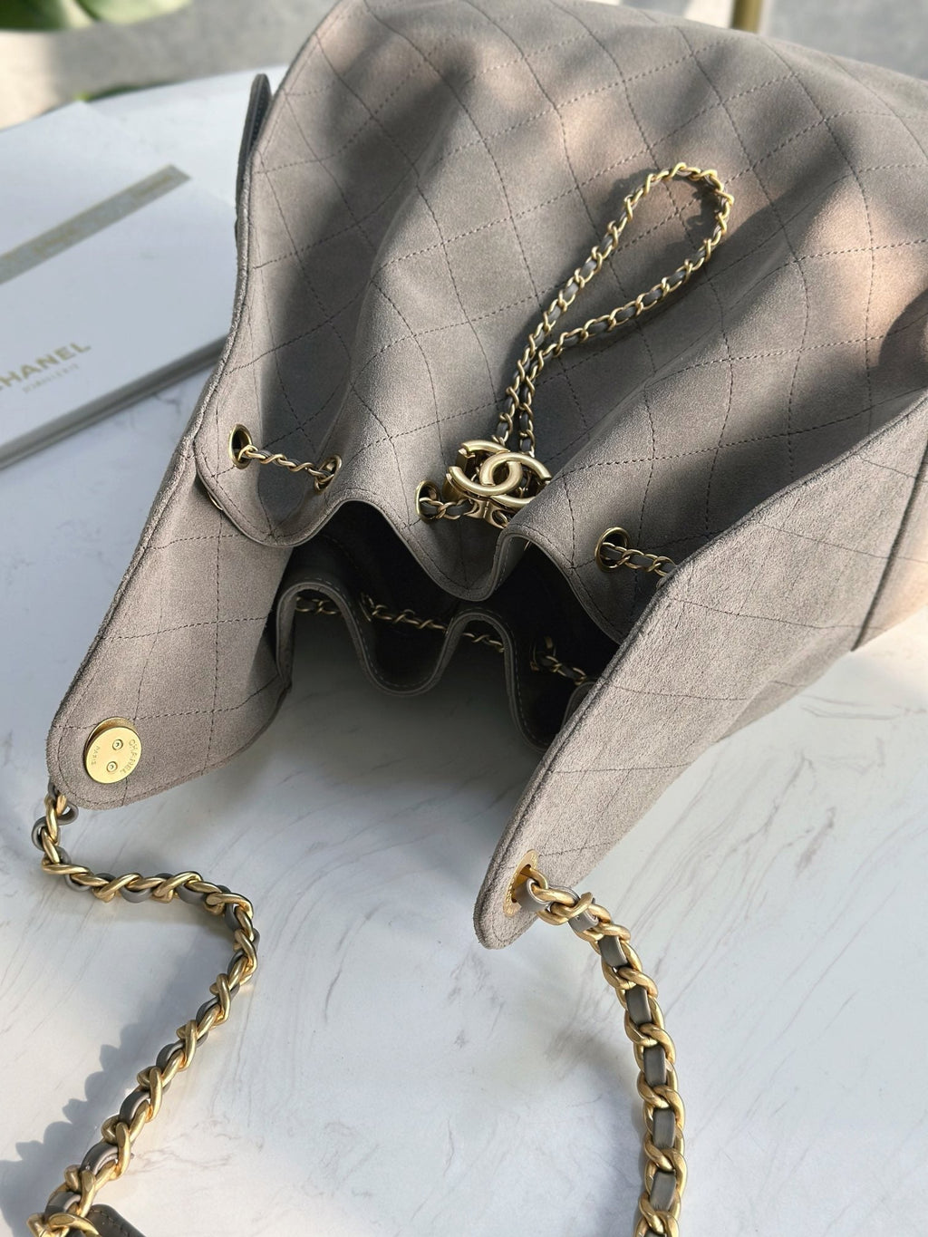 Bolso hobo tipo cubo de ante esmerilado – 2 tamaños