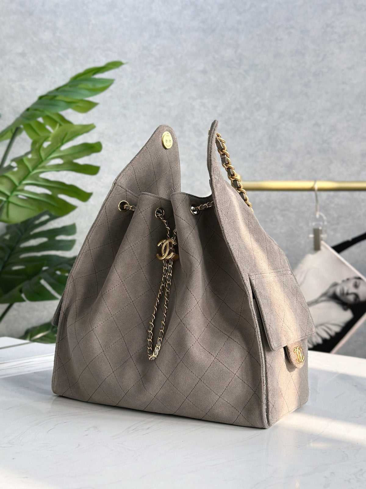 Bolso hobo tipo cubo de ante esmerilado – 2 tamaños