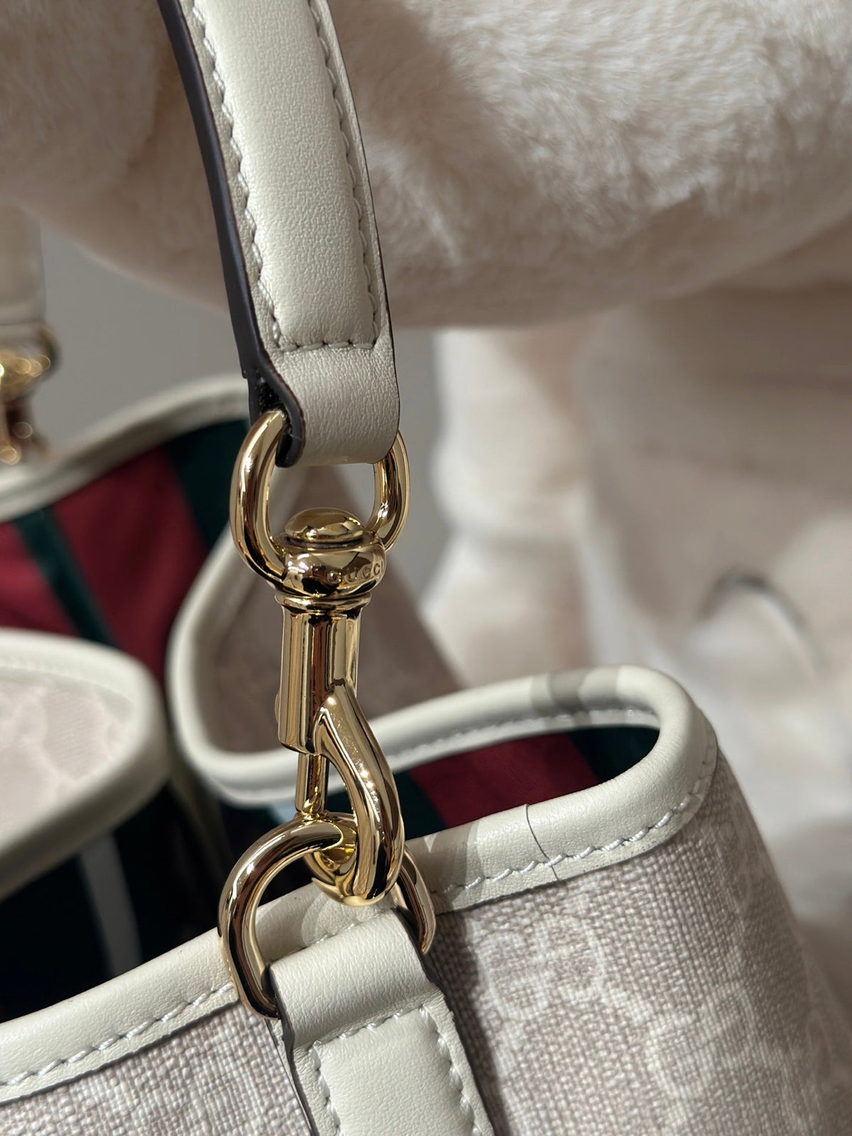 Bolso pequeño de hombro beige y ocre