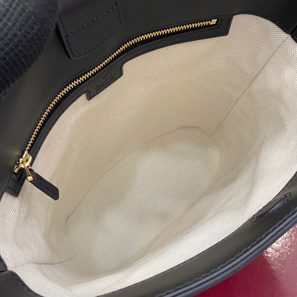 Bolso tipo cubo de piel negra