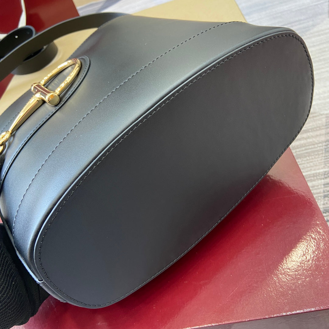 Bolso tipo cubo de piel negra