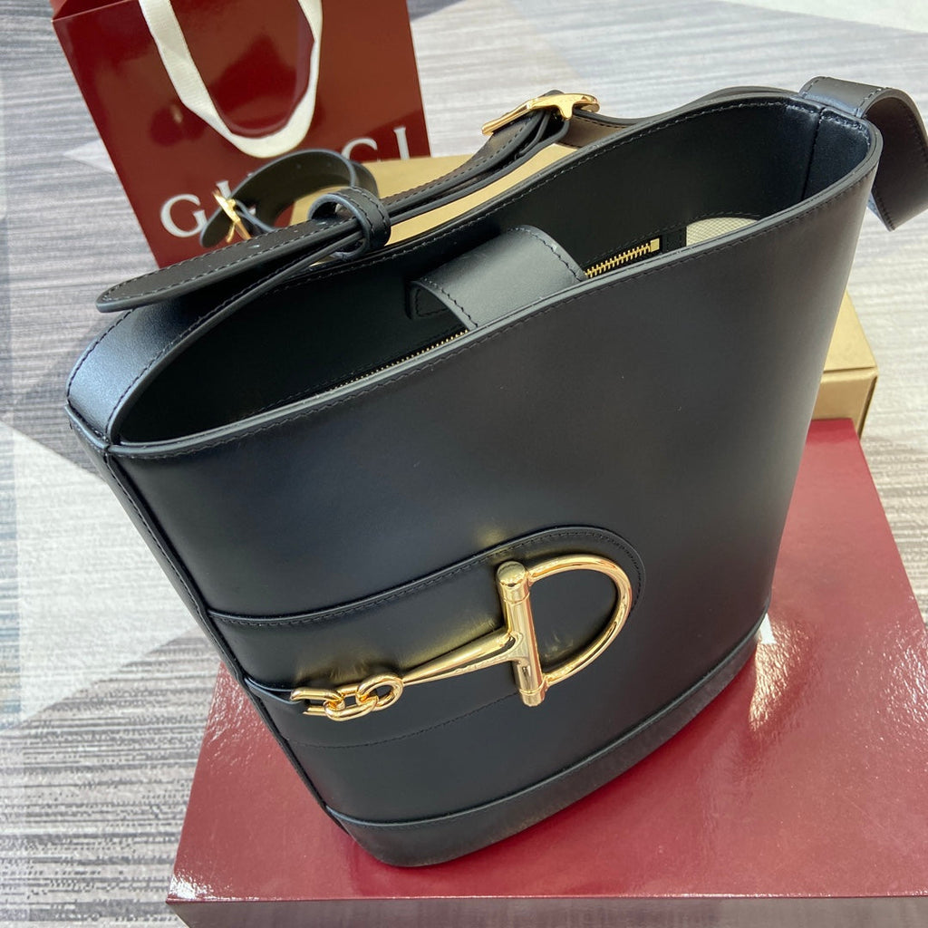 Bolso tipo cubo de piel negra