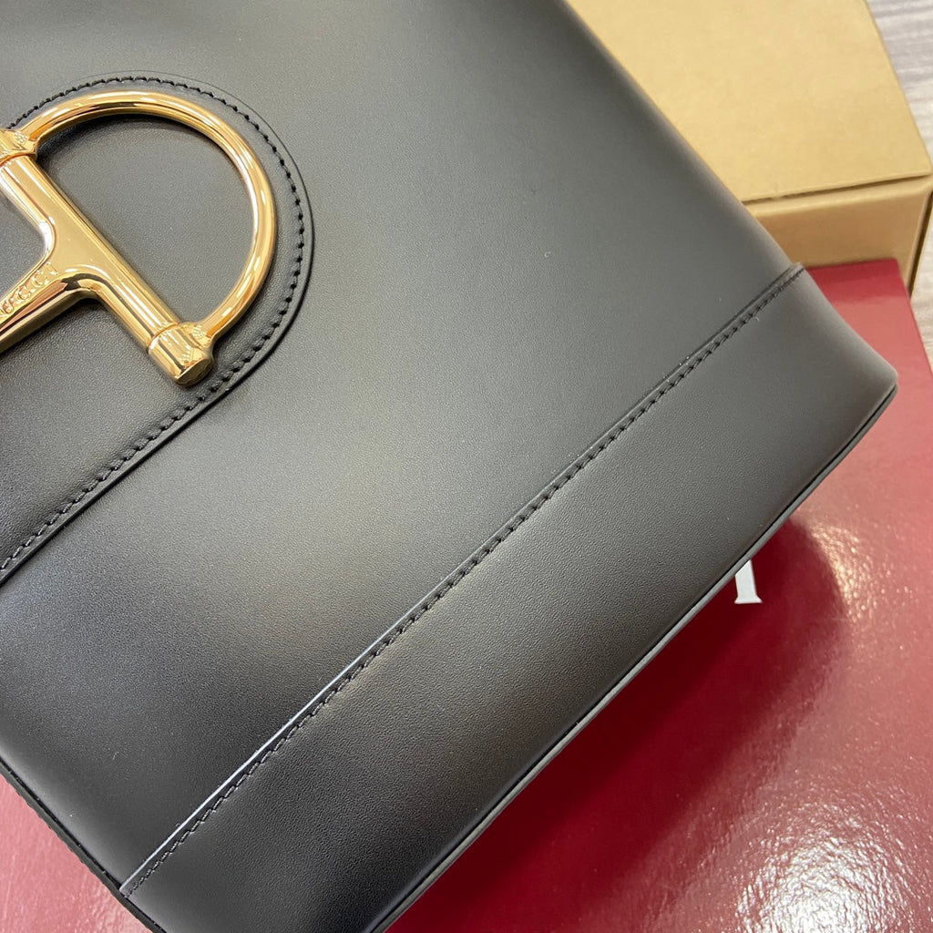 Bolso tipo cubo de piel negra
