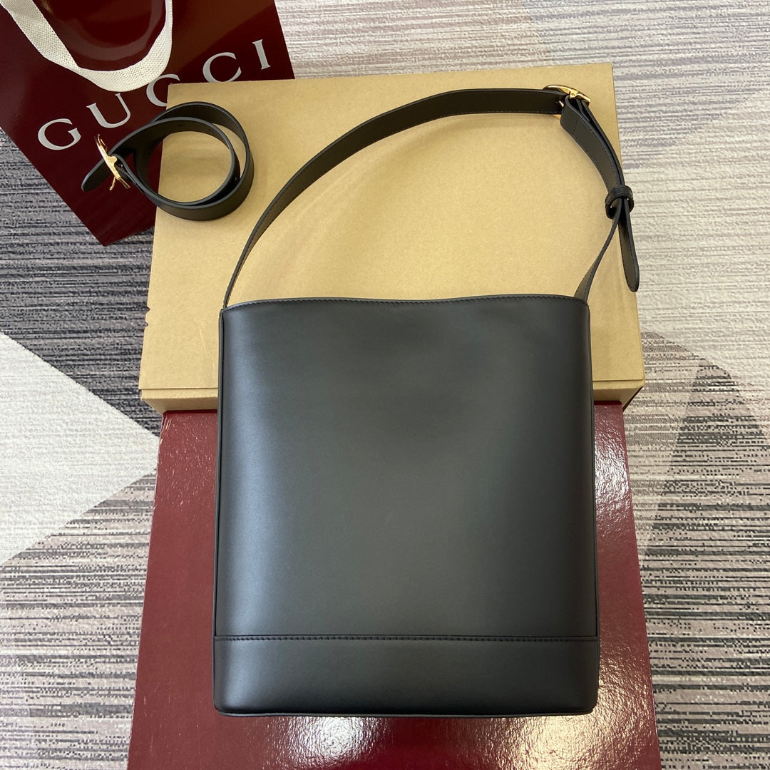 Bolso tipo cubo de piel negra
