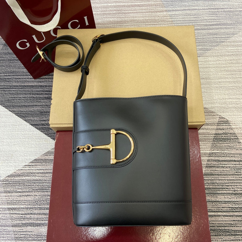 Bolso tipo cubo de piel negra