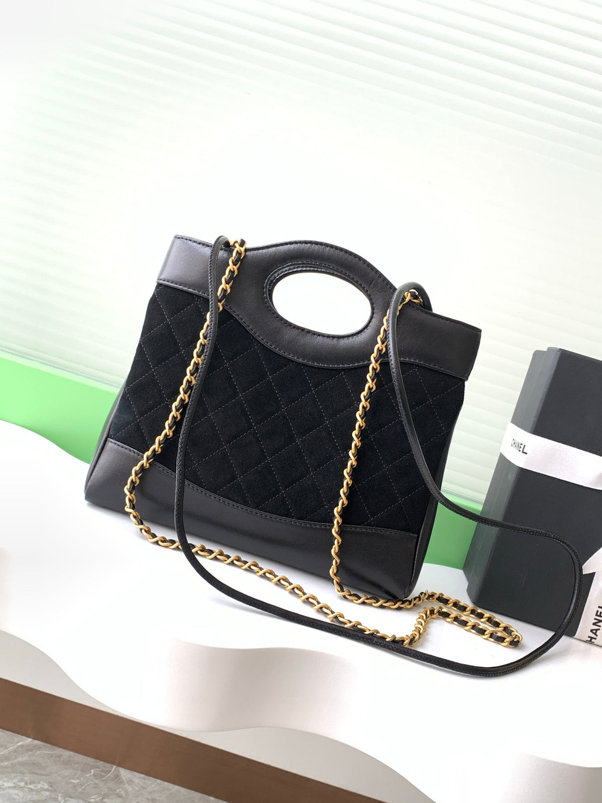 Bolso bandolera clásico de piel de oveja nobuk – 22 cm