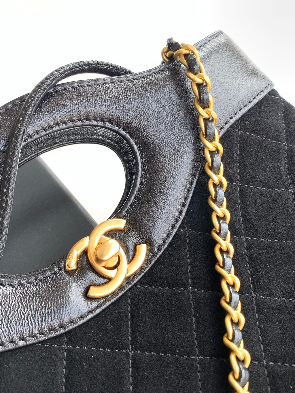 Bolso bandolera clásico de piel de oveja nobuk – 22 cm