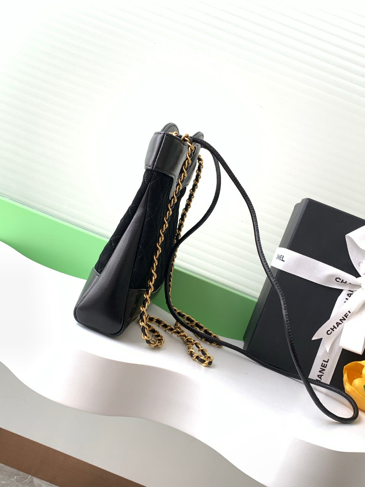 Bolso bandolera clásico de piel de oveja nobuk – 22 cm
