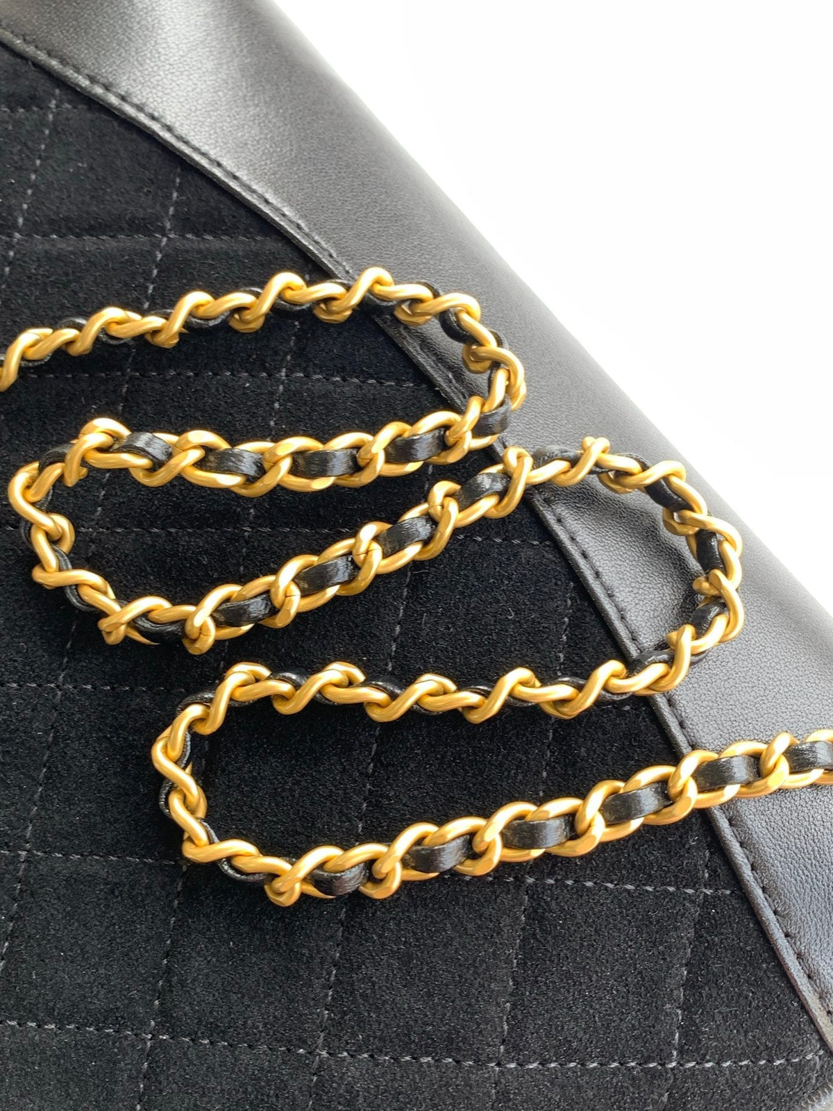 Bolso bandolera clásico de piel de oveja nobuk – 22 cm