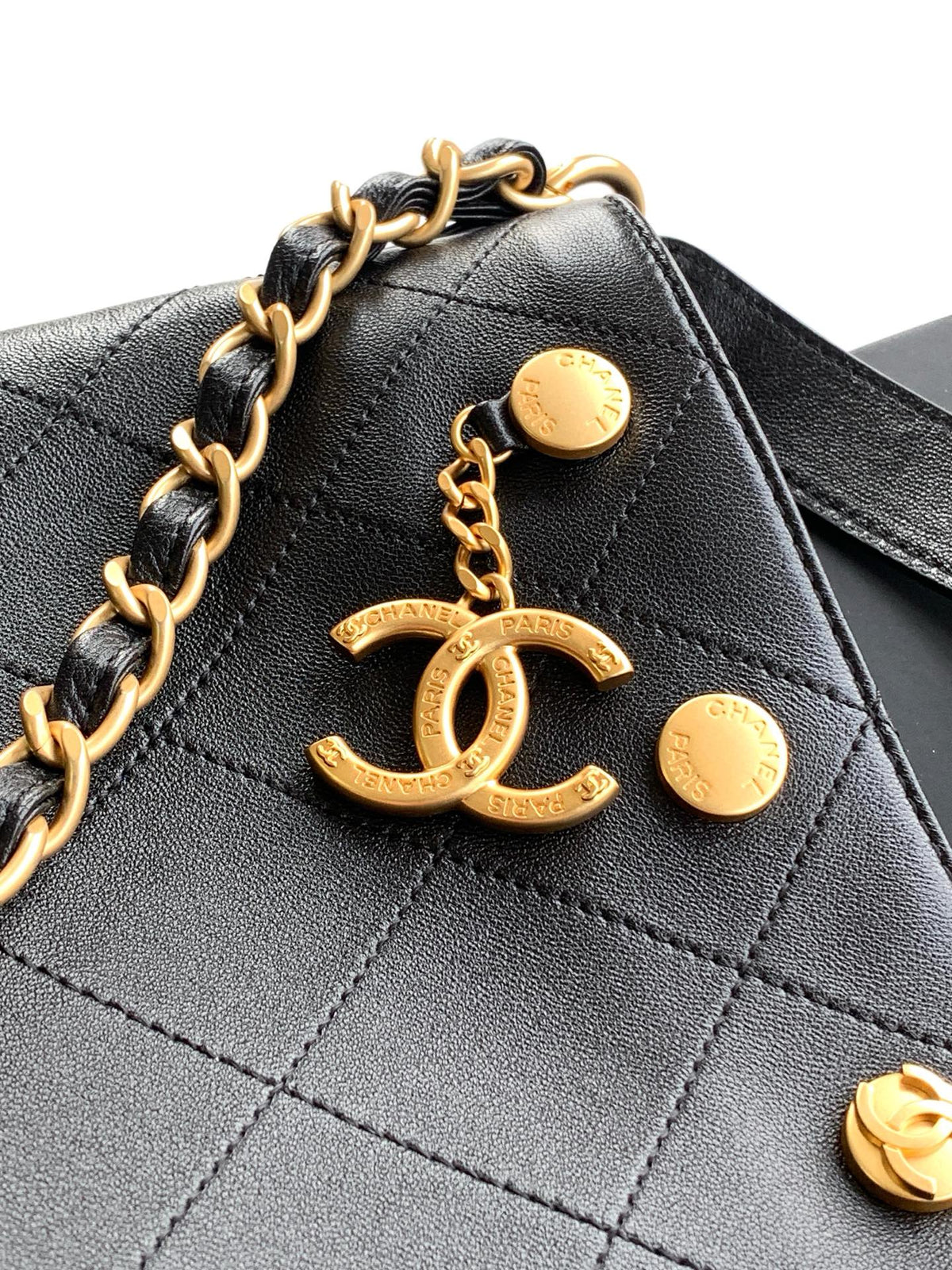 Bolso tipo cubo clásico con tachuelas – 28 cm