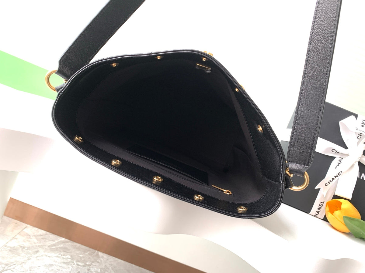 Bolso tipo cubo clásico con tachuelas – 28 cm