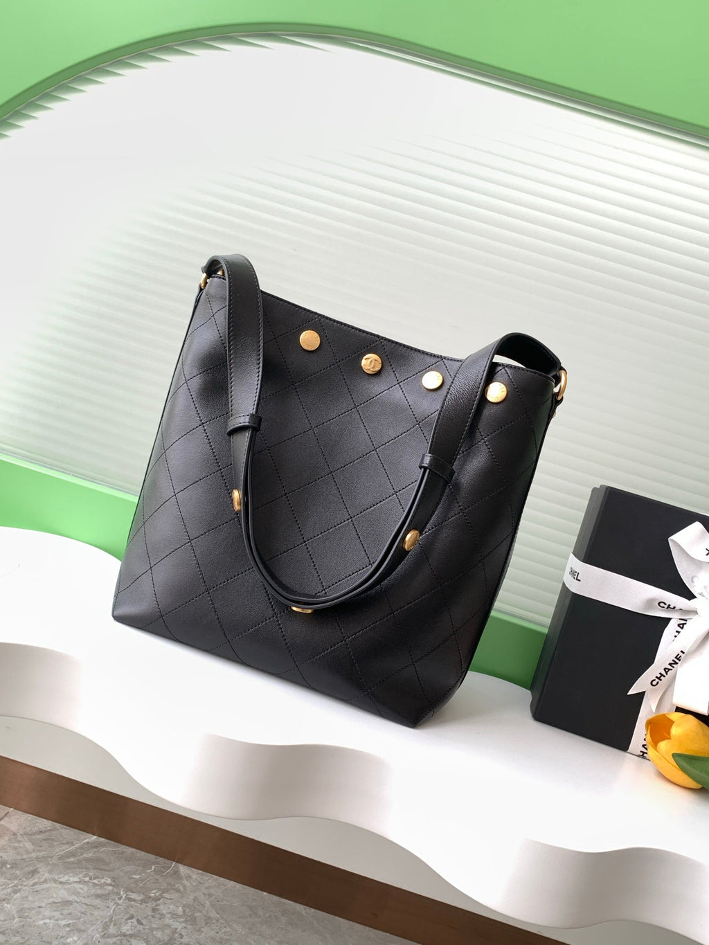 Bolso tipo cubo clásico con tachuelas – 28 cm