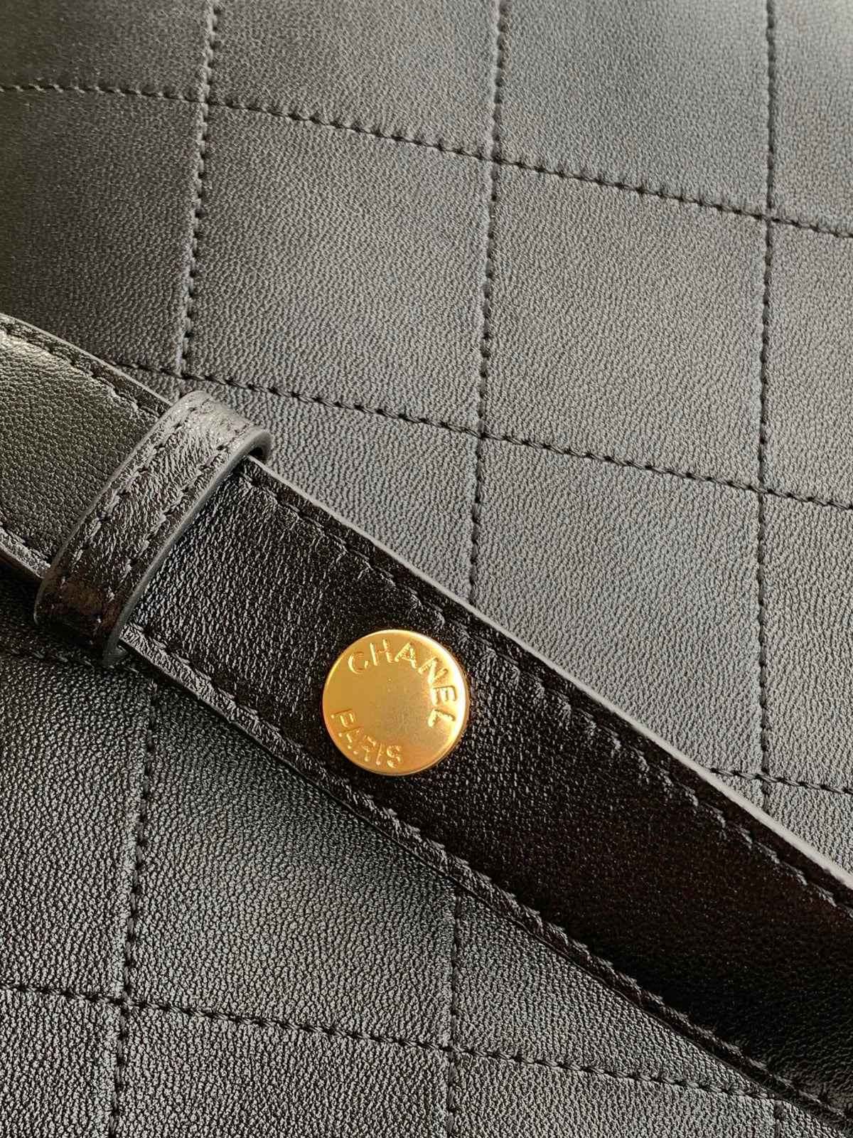 Bolso tipo cubo clásico con tachuelas – 28 cm