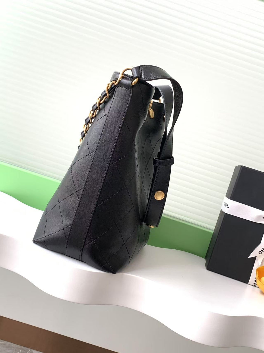 Bolso tipo cubo clásico con tachuelas – 28 cm