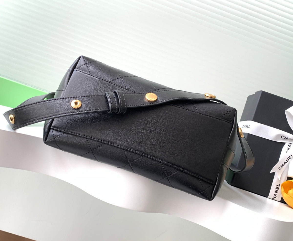 Bolso tipo cubo clásico con tachuelas – 28 cm