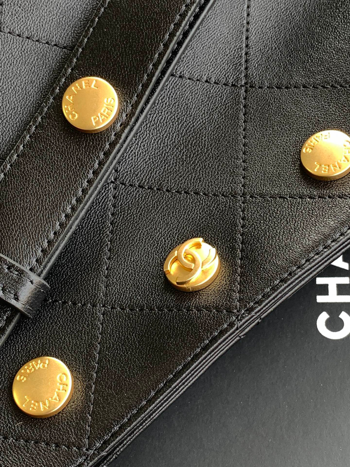 Bolso tipo cubo clásico con tachuelas – 28 cm