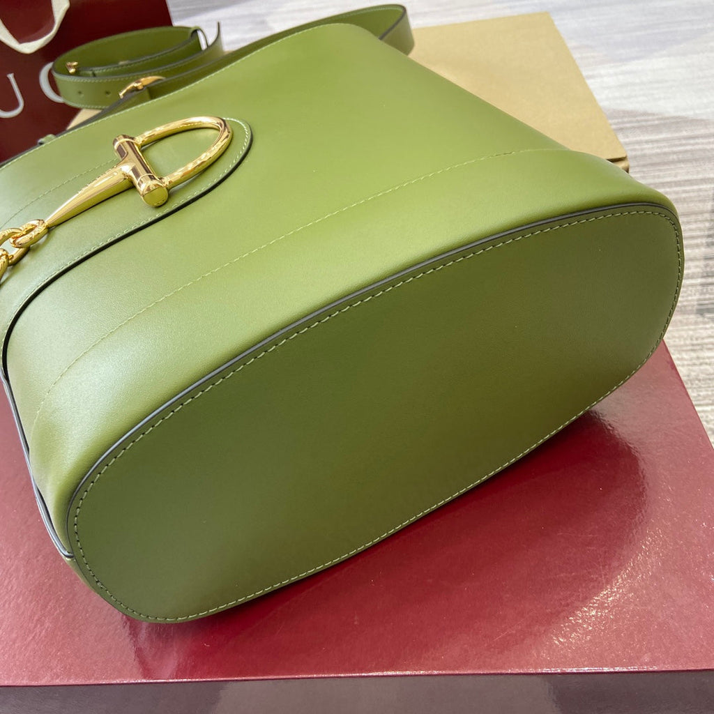 Bolso tipo cubo de piel verde