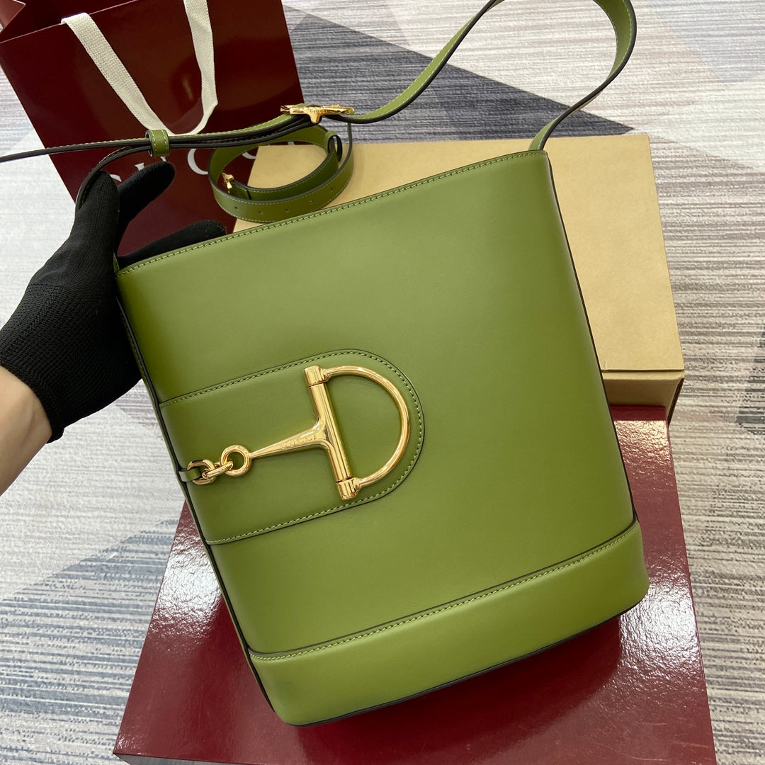 Bolso tipo cubo de piel verde