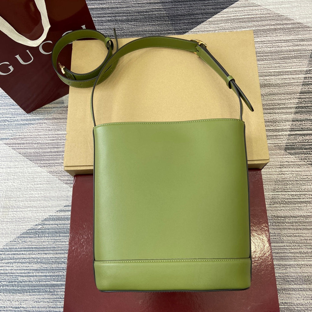 Bolso tipo cubo de piel verde