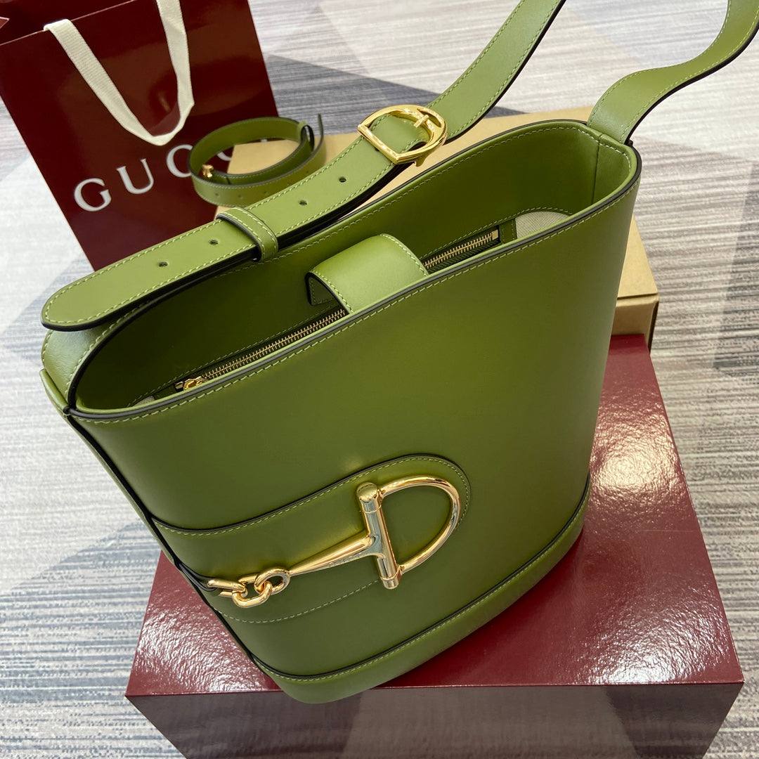 Bolso tipo cubo de piel verde