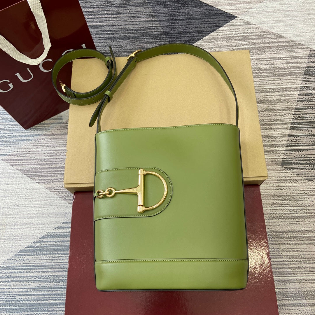 Bolso tipo cubo de piel verde