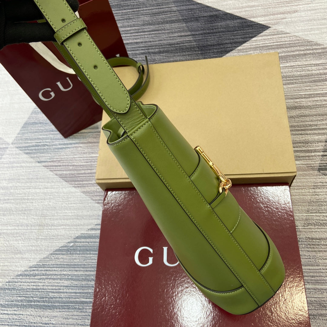 Bolso tipo cubo de piel verde